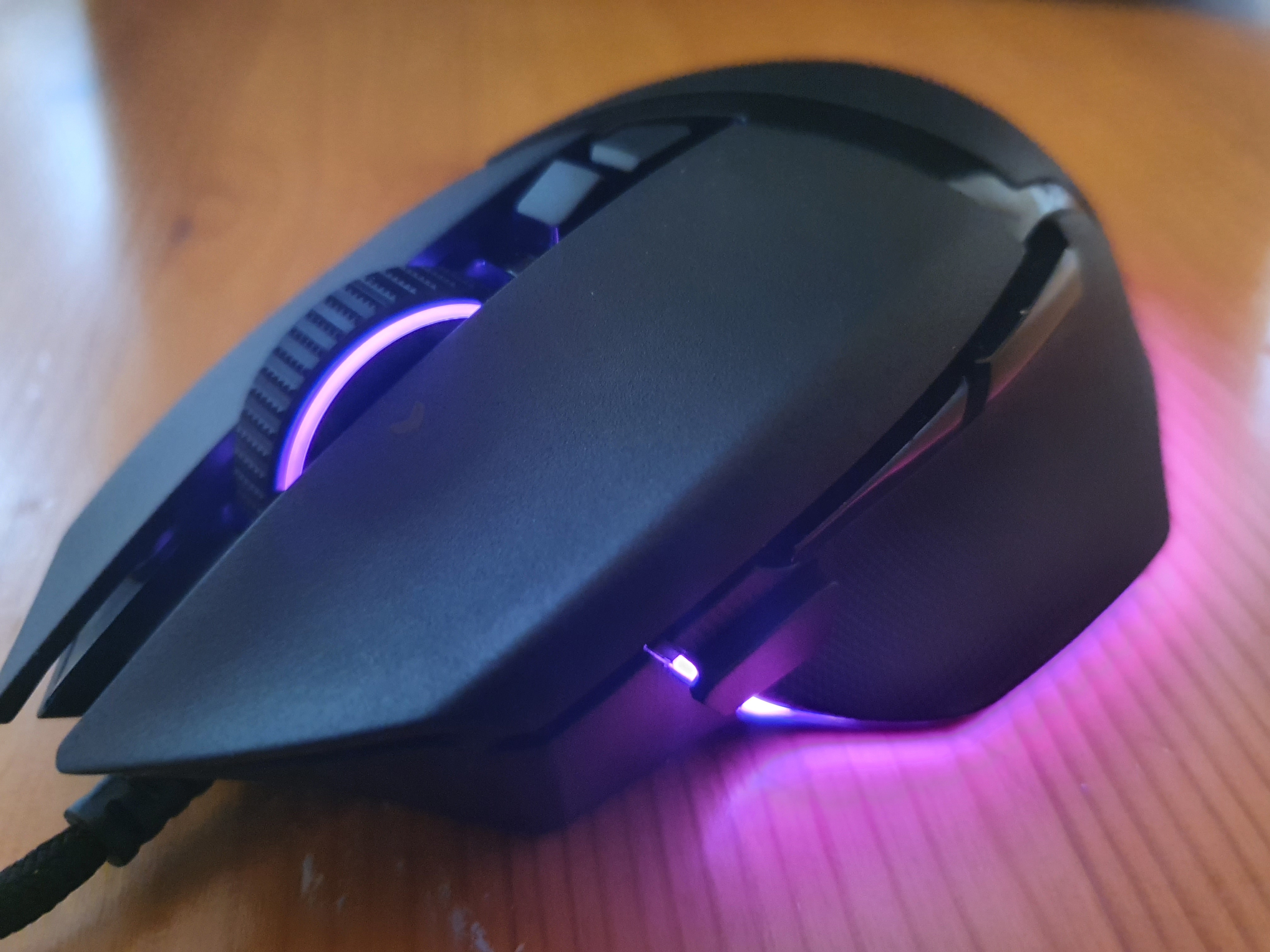 Razer Basilisk V3 - Most ergonomic and comfortable budget gaming mouse 