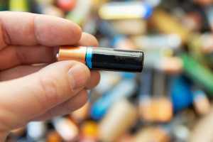 This dead-simple trick reveals if a battery is full or empty