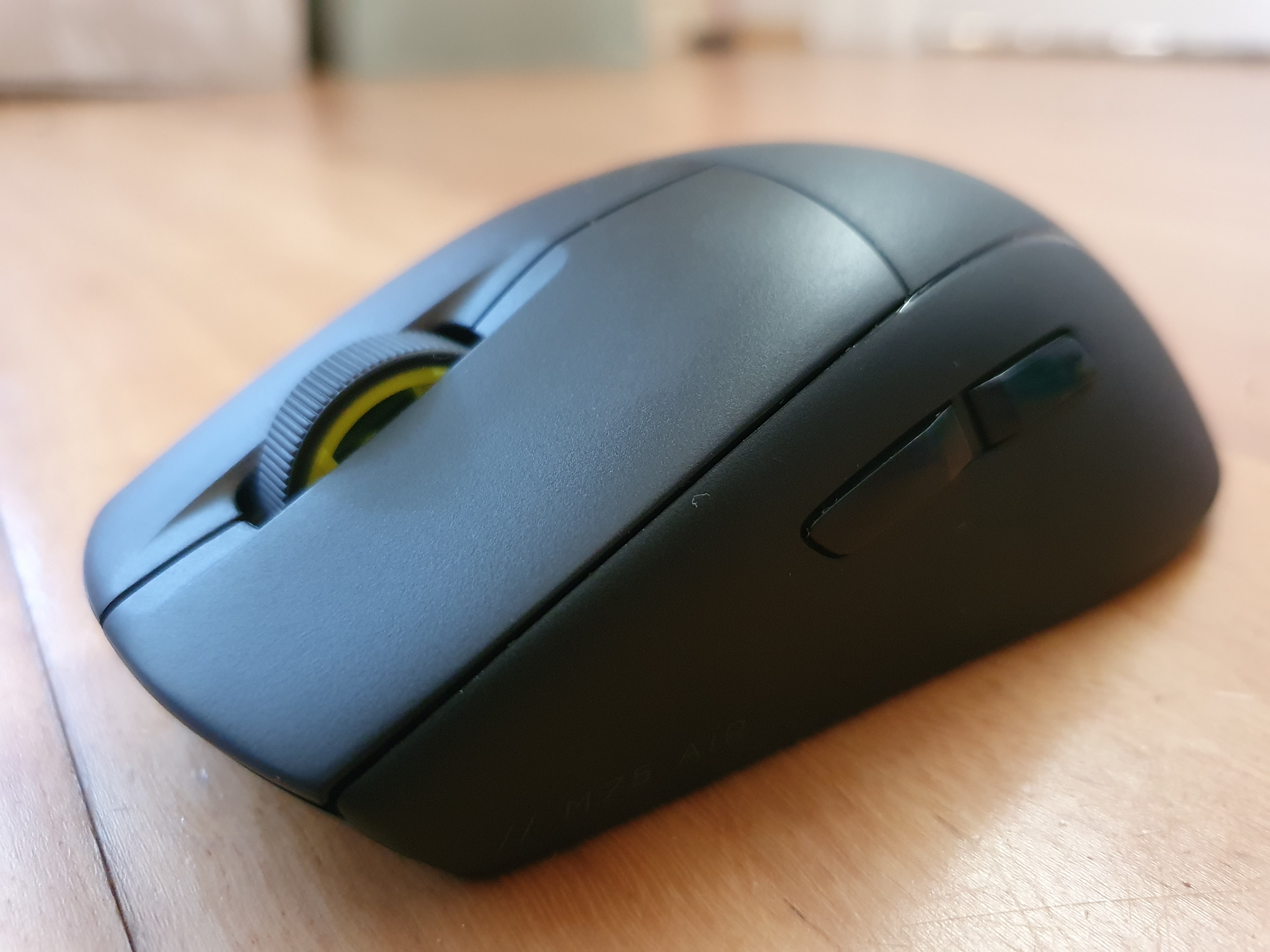 Corsair M75 Air Wireless - Best ambidextrous grip 